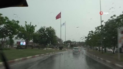 Antalya'da kısa süreli sağanak yağmur vatandaşlara zor anlar yaşattı