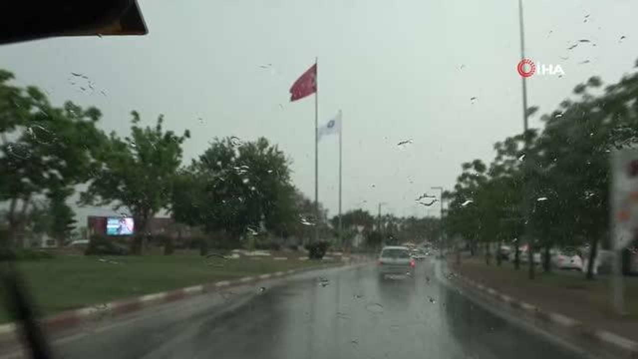 Antalya'da kısa süreli sağanak yağmur vatandaşlara zor anlar yaşattı
