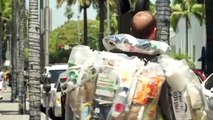 A Los Angeles, il s'habille avec ses déchets pour lutter contre la surconsommation