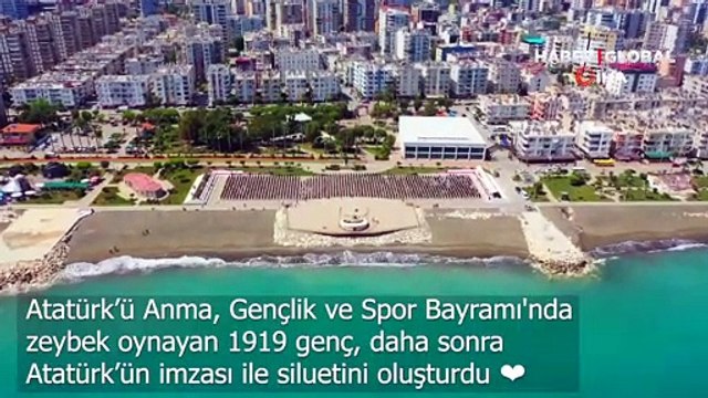 Atatürk’ü Anma, Gençlik ve Spor Bayramı'nda zeybek oynayan 1919 genç, daha sonra Atatürk’ün imzası ile siluetini oluşturdu
