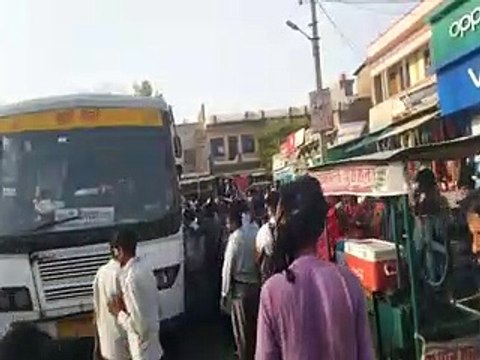 roadways bus : रोडवेज बस की वायरिंग में अचानक लगी आग, खिड़कियों से कूदे यात्री-video