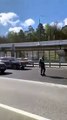 Des policiers bloque le traffic sur une autoroute pour laisser passer une famille de canards