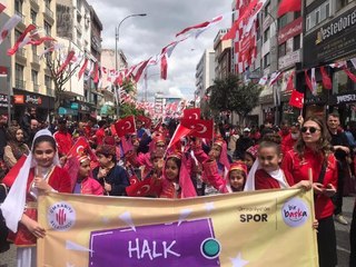 ÜMRANİYE'DE 19 MAYIS, 'GENÇLİK VE SPOR' YÜRÜYÜŞÜYLE KUTLANDI