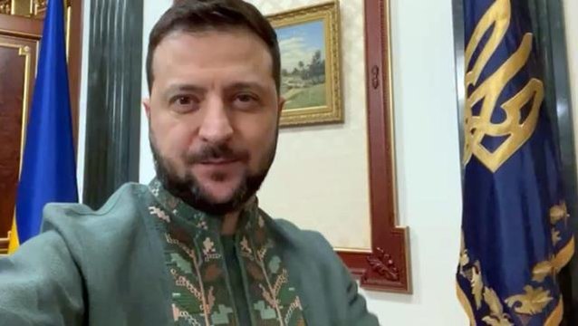 Zelenski, Vışıvanka Günü sebebiyle savaşın başından bu yana giydiği asker tişörtünü çıkarıp işlemeli gömleğini giydi