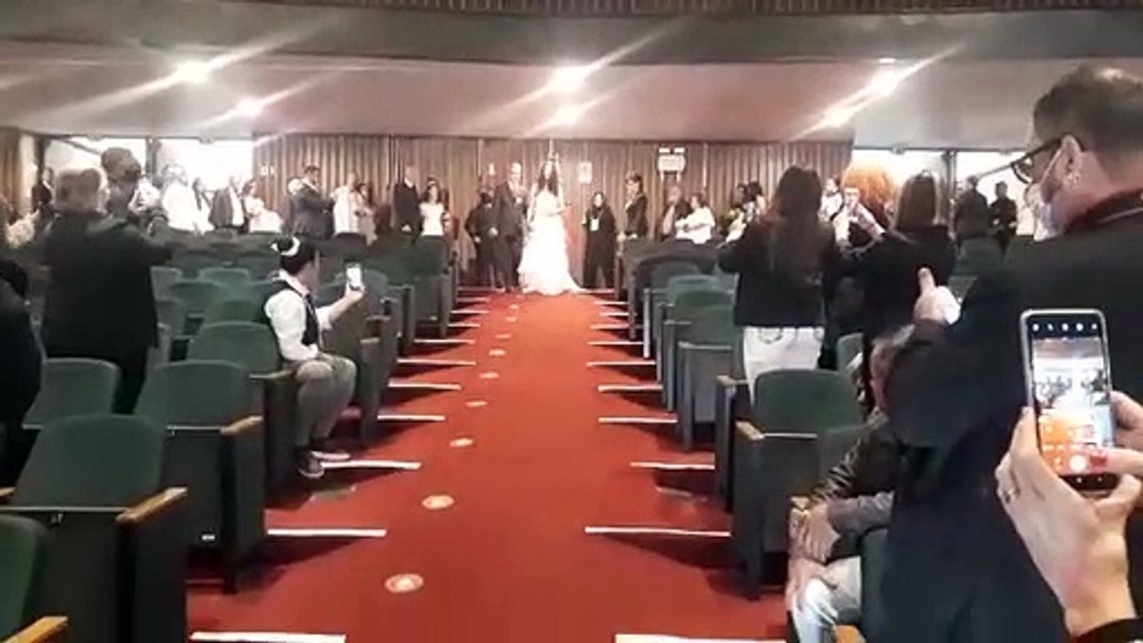 Noivos participam de casamento comunitário em BH
