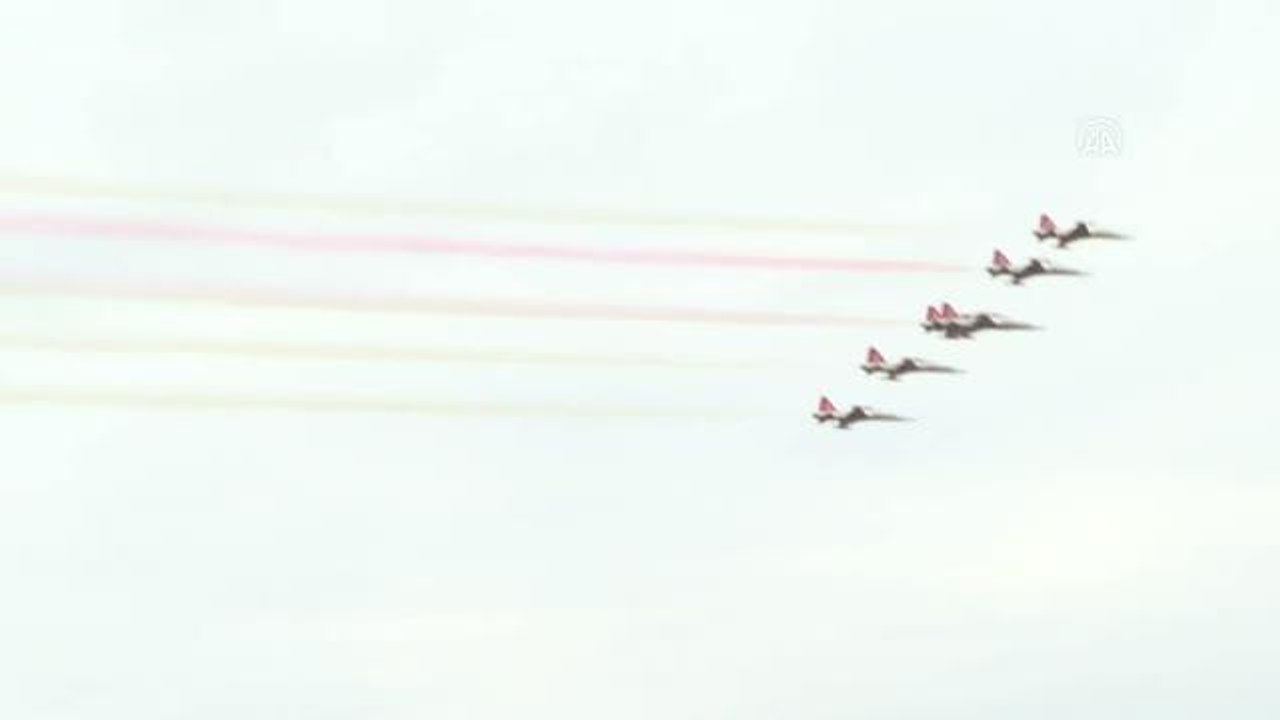 Türk Yıldızları ve SOLOTÜRK, Samsun semalarında gösteri uçuşu yaptı