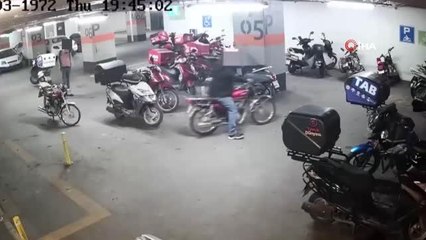 AVM otoparkından motosiklet çalan hırsızlar kamerada