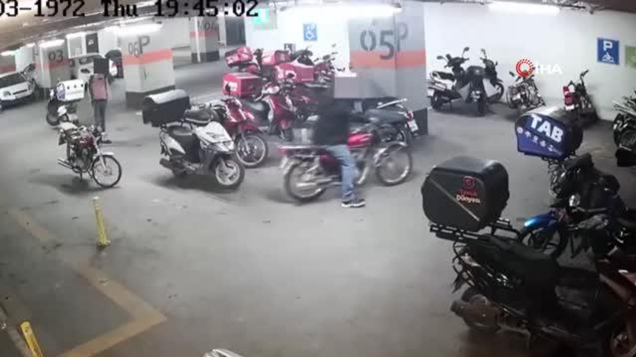 AVM otoparkından motosiklet çalan hırsızlar kamerada