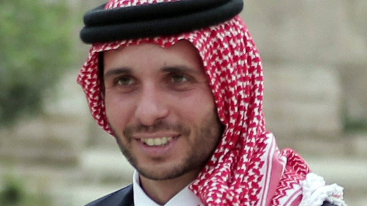 العاهل الأردني يعلن "تقييد اتصالات وتحركات وإقامة" ولي العهد السابق الأمير حمزة