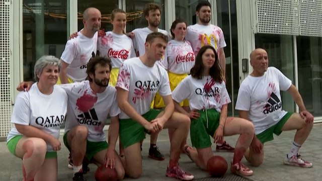 A Paris, un match de foot couvert de sang pour symboliser la souffrance des ouvriers du Mondial 2022