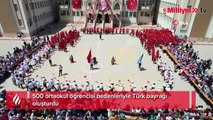 500 ortaokul öğrencisi bedenleriyle Türk bayrağı oluşturdu