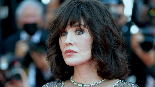 VOICI : Aucun regret, aucun manque : Isabelle Adjani fait des confidences sur sa situation amoureuse