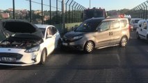 Hafif ticari araç, arıza yapan otomobile arkadan çarptı: 1 yaralı