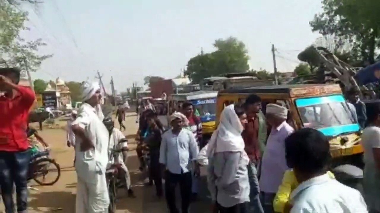 पेयजल किल्लत से परेशान महिलाओं ने जाम लगाकर एक घंटे तक रोका स्टेट हाइवे