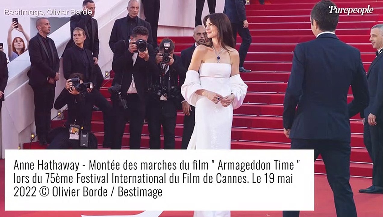 Cannes 2022 : Anne Hathaway rayonnante dans une robe bustier blanche pour son tout premier Festival !