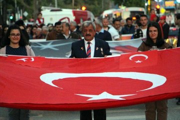 EDİRNELİLER, TÜRK BAYRAKLARI VE MEŞALELERLE YÜRÜDÜ