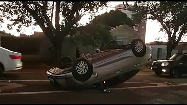HB20 capota após colisão com Cruze na Rua Marechal Cândido Rondon