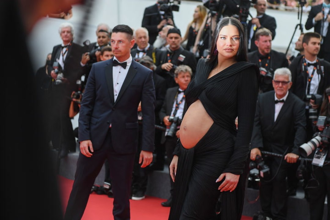 Wie Rihanna: Adriana Lima zeigt nackten Babybauch auf dem roten Teppich