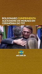 Bolsonaro cumprimenta Alexandre de Moraes em cerimônia do TST