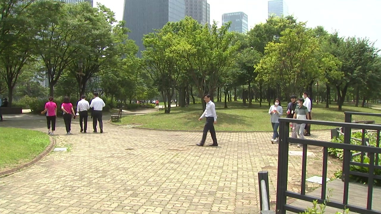 [날씨] 오늘도 초여름 더위...중북부 비, 호남 소나기 / YTN