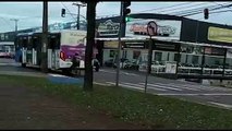 Ciclista “pega rabeta” em ônibus de transporte público