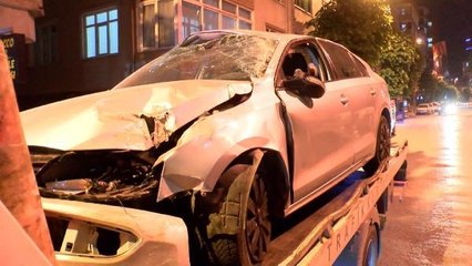 Küçükçekmece'de kontrolden çıkan otomobil halı sahaya girdi