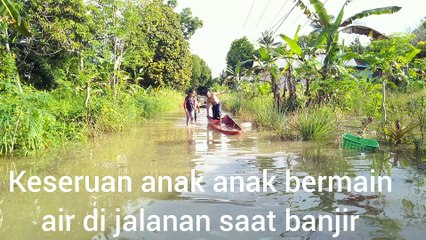 Anak anak bermain air di jalanan