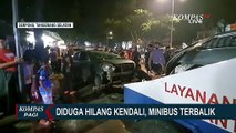 Mobil Ringsek di Setelah Terbalik dan Menabrak Kendaraan Lainnya