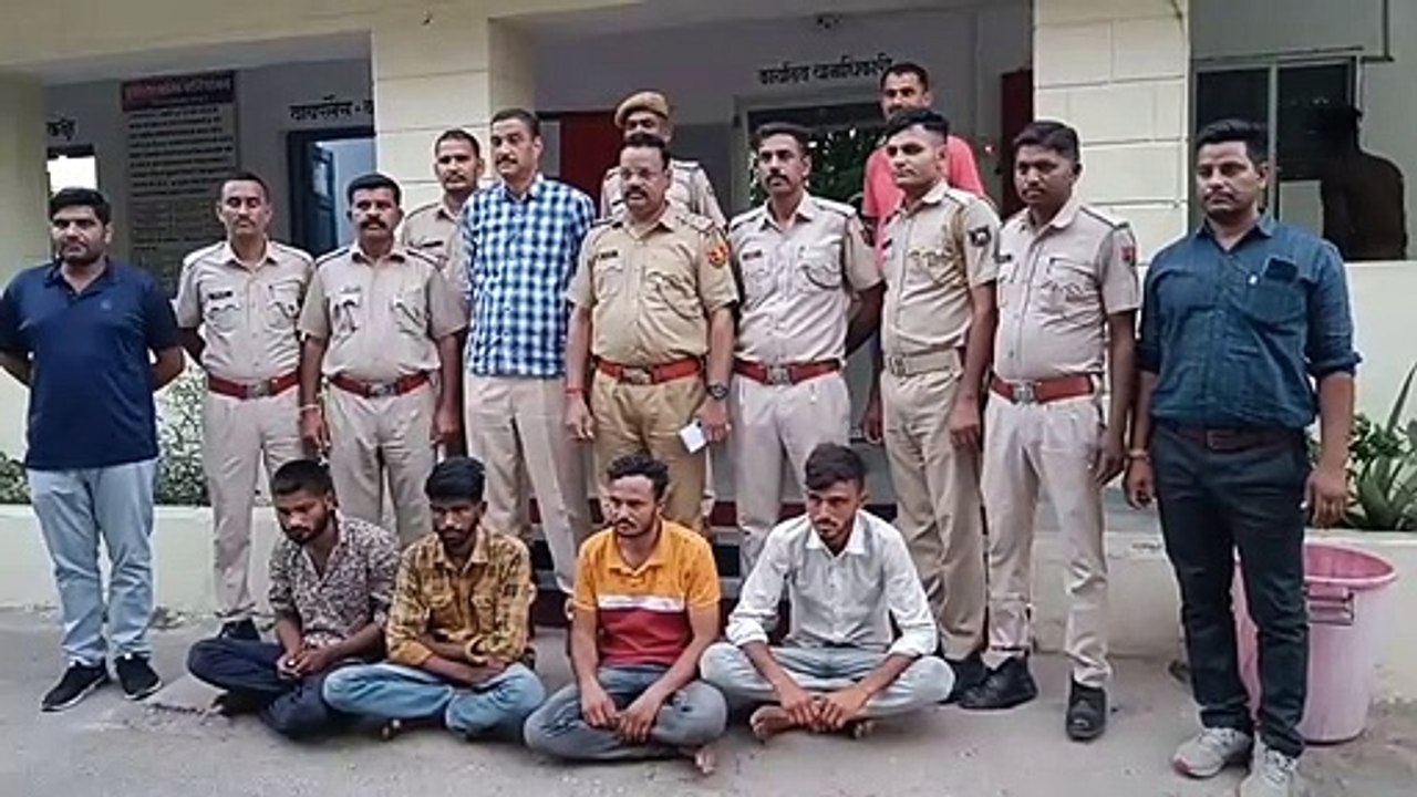 attempt to mount a car on the police नाकाबंदी तोड़ी, पुलिस पर कार चढ़ाने का प्रयास