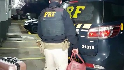 Adolescente é apreendida pela PRF na posse de 17kg de maconha em um ônibus