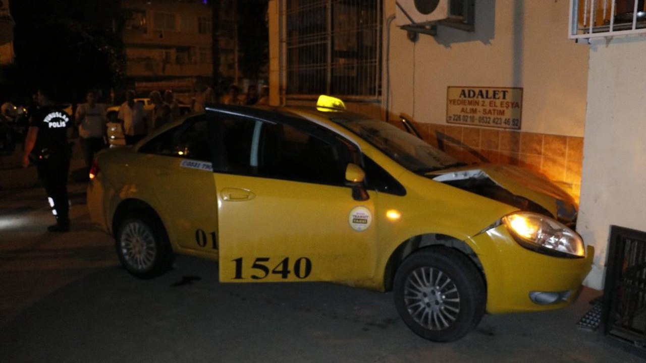 Motorunu çalan şüphelilerden kaçmak için taksi çaldı, kaza yapıp polise yakalandı
