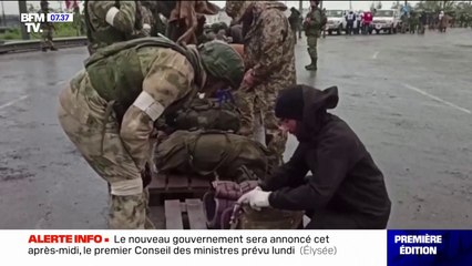 Descargar video: La Russie a annoncé que 800 militaires ukrainiens retranchés à Azovstal se sont rendus dans les dernières 24 heures