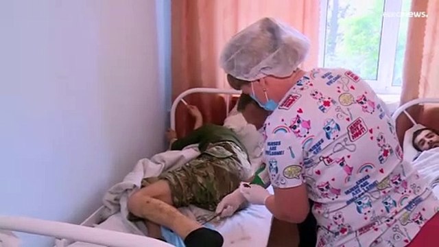 Ucraina, le prime immagini dei militari di Azovstal in territorio filo-russo