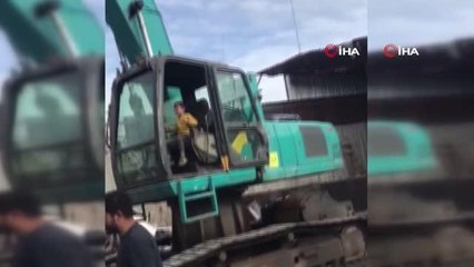 Küçük yaştaki çocuğa iş makinesi kullandırdılar