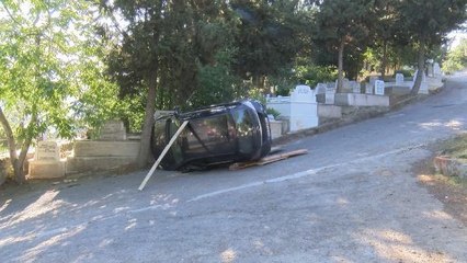 EYÜPSULTAN'DA MEZARLIKTA EL FRENİNİ ÇEKMEDİĞİ OTOMOBİLİ AĞACA ÇARPARAK DEVRİLDİ