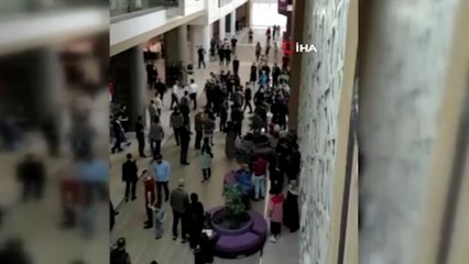 Bursa'da motosikletli kuryenin otomobilin altında can pazarı...