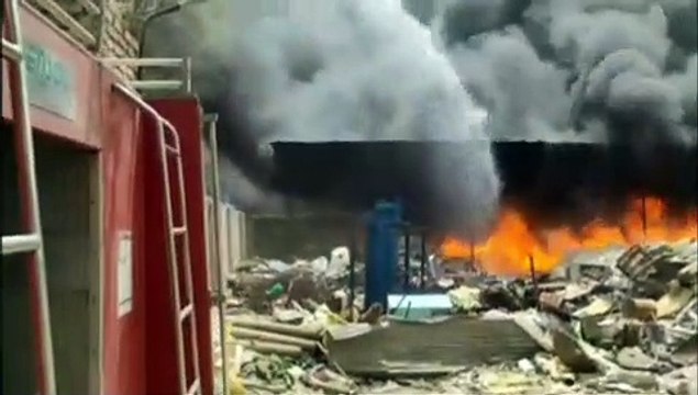 fireकबाड़ में लगी भीषण आग, दूर तक फैल गया काला धुआं, लोगों में मचा हडक़ंप
