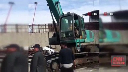 Küçük yaştaki çocuğa iş makinesi kullandırdılar