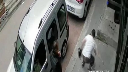 BAYRAMPAŞA'DA BIÇAKLA KÖPEĞE SALDIRDI