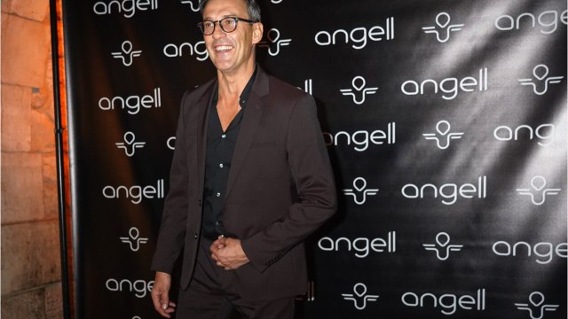 FEMME ACTUELLE - Ça peut vous arriver (M6) : une demande en mariage tardive, Julien Courbet pose un genoux à terre