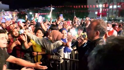 Haluk Levent köpekle yere yatıp şarkı söyledi