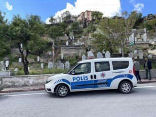 Liseli eski sevgililerin mezarlıktaki buluşması kanlı bitti! Kızı boğazından kendisini bacağından yaraladı