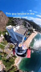 Un parachutiste atterrit sur le toit d'un immeuble et se fait tomber dessus par la sécurité