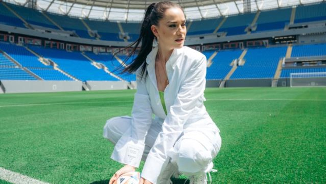 Katar'a davet edilen Fahriye Evcen, stadyumda verdiği pozlarla kendine hayran bırakıyor