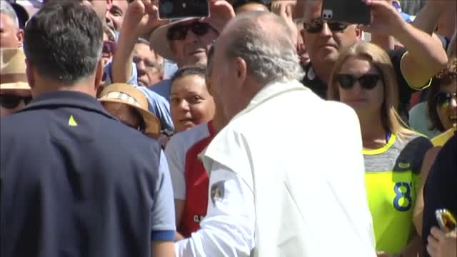 Caluroso recibimiento al rey Juan Carlos I en el náutico de Sanxenxo