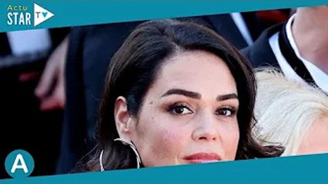 Cannes 2022 : décolleté plongeant et soutien-gorge apparent pour Lola Dewaere sur le tapis rouge