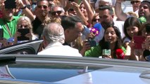 Juan Carlos I aclamado a su llegada al náutico de Sanxenxo con vítores de 
