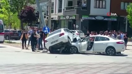 Gaziantep'te kaza: Otomobil çarptığı aracın altına girdi