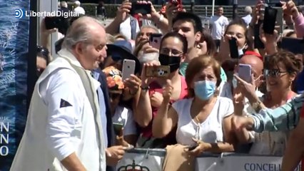 Juan Carlos es aclamado a su llegada al náutico de Sangenjo: "¡Viva el rey! y vida España"
