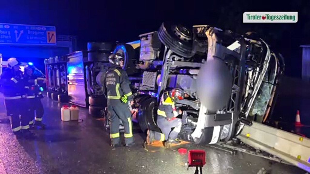Lkw auf Brennerautobahn bei Natters umgekippt: Lenker schwer verletzt